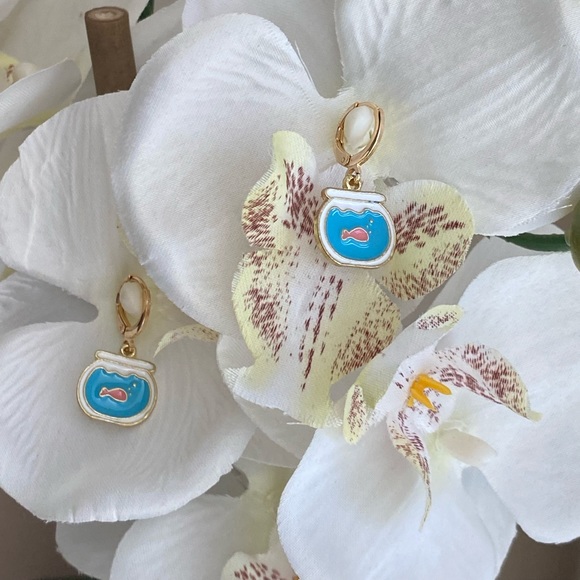 Cute funky Fish in a bowl gold enamel earrings - Picture 7 of 7